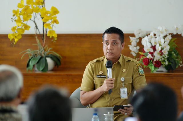 Kadis PMPTSP Sumut, Chandra Dalimunthe, beri keterangan kepada wartawan di Kantor Gubernur Sumut