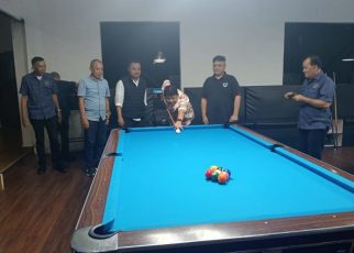 Ketua KONI Sumut, Hatunggal Siregar, memukul bola tanda dibukanya Kejuaraan Biliar Wartawan