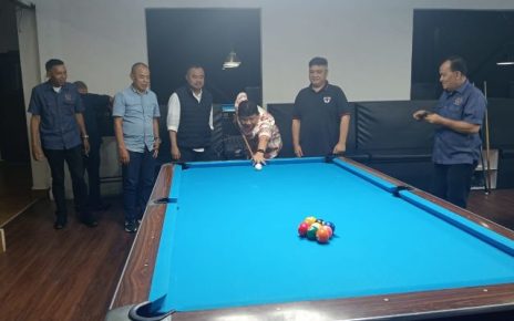 Ketua KONI Sumut, Hatunggal Siregar, memukul bola tanda dibukanya Kejuaraan Biliar Wartawan
