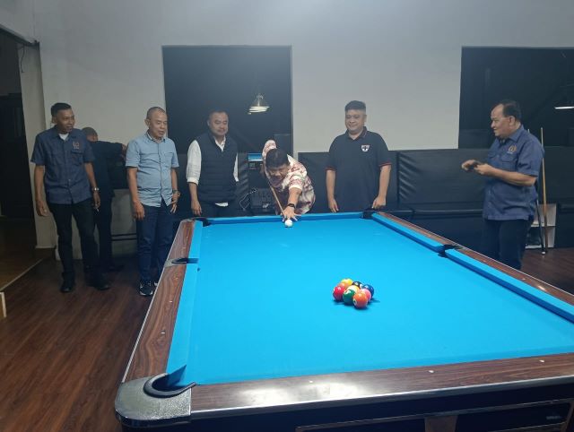 Ketua KONI Sumut, Hatunggal Siregar, memukul bola tanda dibukanya Kejuaraan Biliar Wartawan