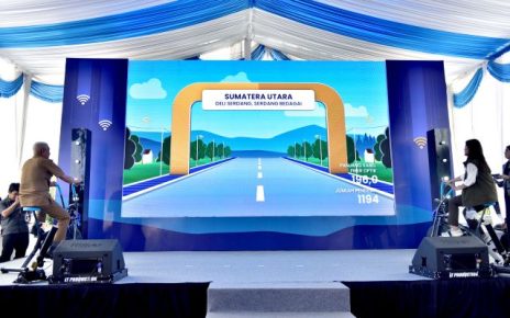 Menkomdigi, Meutya Hafid, di dampingi Wagub Sumut, Surya, luncurkan Kampung Internet 2025