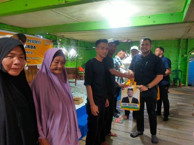 Wakil Ketua DPRD Medan, Hadi Suhendra, berikan souvenir usai Sosper IX TA 2025 di Belawan