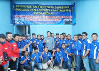 Wali Kota Medan, Rico Tri Putra Bayu Waas, bersama buruh