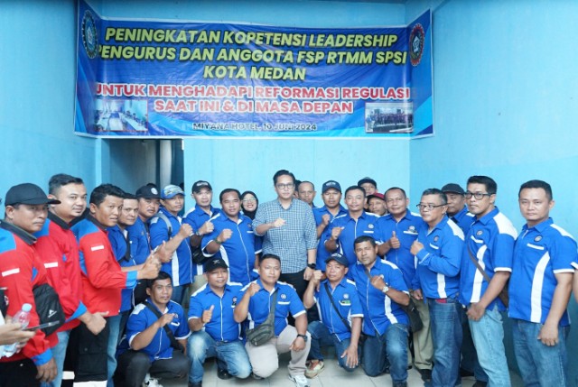 Wali Kota Medan, Rico Tri Putra Bayu Waas, bersama buruh
