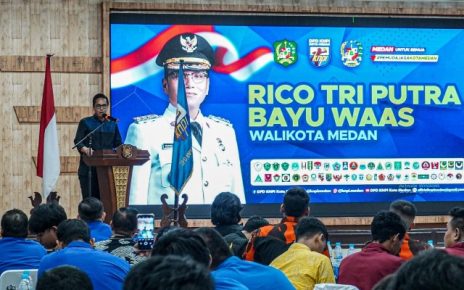 Wali Kota Medan, Rico Tri Putra Bayu Waas, bersama elemen pemuda