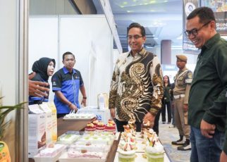 Wali Kota Medan, Rico Tri Putra Bayu Waas, lihat berbagai menu kuliner pada Pekan Kuliner