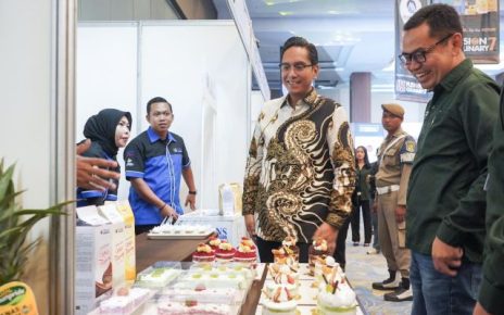 Wali Kota Medan, Rico Tri Putra Bayu Waas, lihat berbagai menu kuliner pada Pekan Kuliner