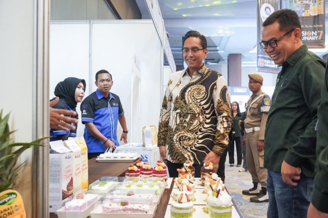 Wali Kota Medan, Rico Tri Putra Bayu Waas, lihat berbagai menu kuliner pada Pekan Kuliner