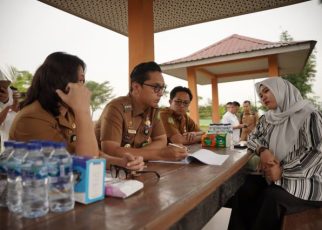 Wali Kota Medan, Rico Tri Putra Bayu Waas, meninjau kondisi TPA Terjun di Marelan