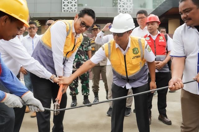 Wali Kota Medan, Rico Tri Putra Bayu Waas, potong kabel