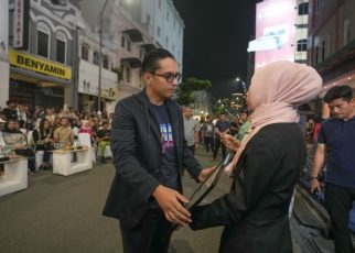 Wali Kota Medan, Rico Tri Putra Bayu Waas, serahkan HAKI kepada pelaku UMKM