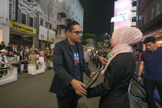 Wali Kota Medan, Rico Tri Putra Bayu Waas, serahkan HAKI kepada pelaku UMKM