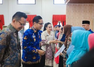 Wali Kota Medan, Rico Tri Putra Bayu Waas, serahkan sertifikat halal