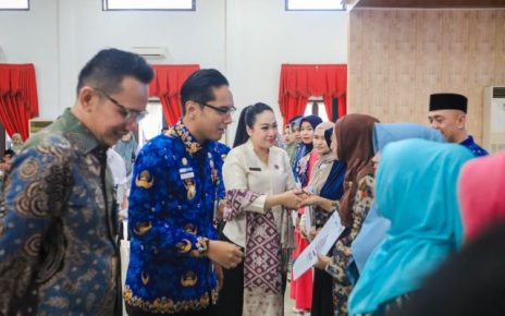 Wali Kota Medan, Rico Tri Putra Bayu Waas, serahkan sertifikat halal