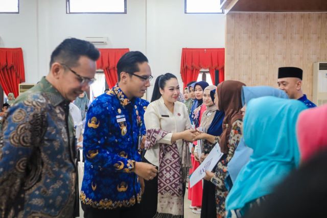 Wali Kota Medan, Rico Tri Putra Bayu Waas, serahkan sertifikat halal