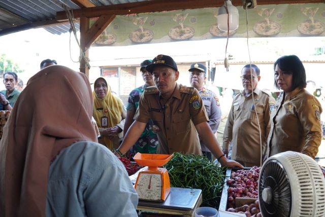 Wali Kota Tebingtinggi, Iman Irdian Saragih, kunjungi Pasar Inpres