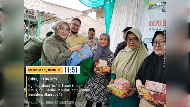 Anggota DPRD Medan Fraksi Hanura-PKB, Roma Uli Silalahi, berikan souvenir usai Sosper X TA 2025 di Marelan
