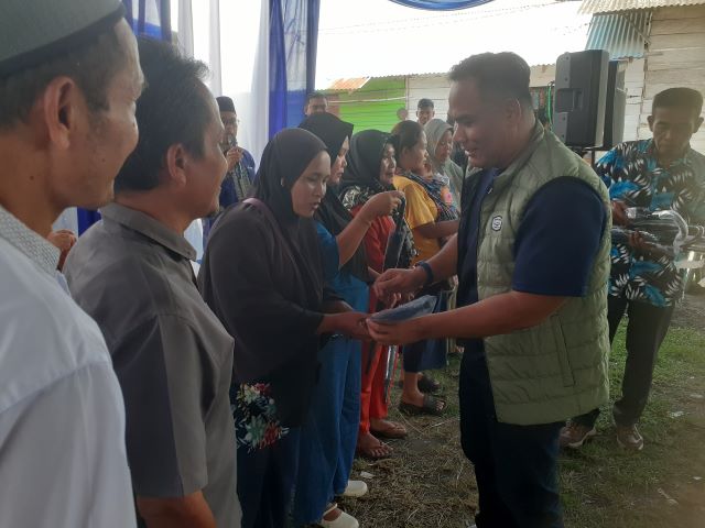 Anggota DPRD Medan Fraksi NasDem, Saipul Bahri, serahkan souvenir usai Sosper X TA 2025 di Marelan