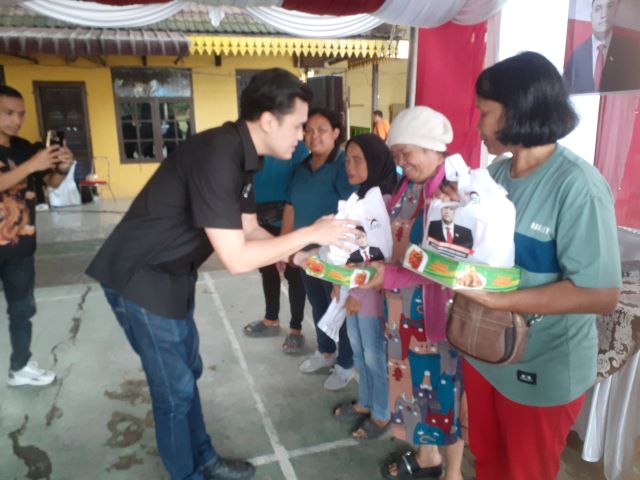 Anggota DPRD Medan Fraksi PSI, Reinhart Jeremy Anindhita, berikan souvenir usai Sosper X TA 2025 di Medan Tembung