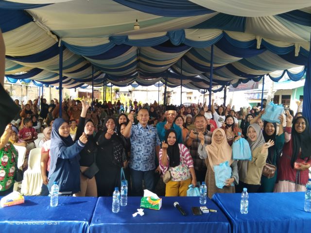 Anggota DPRD Medan Fraksi Partai Demokrat, Dodi Robert Simangunsong, foto bersama usai Sosper X TA 2025 di Medan Denai