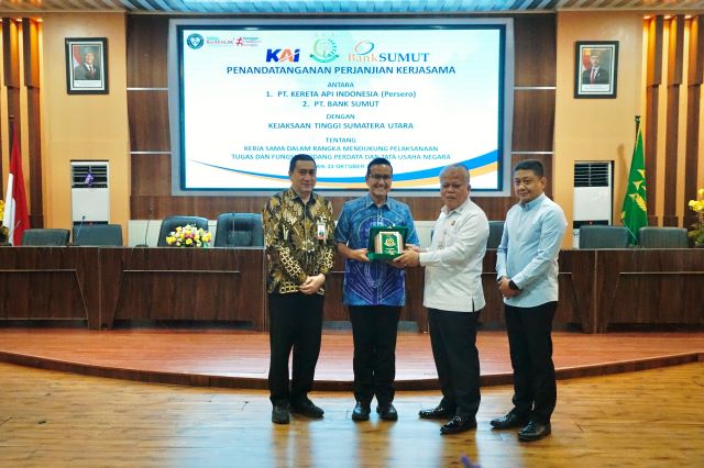 Bank Sumut berikan cinderamata usai penandatangan perjanijan kerja sama perkuat mitigasi hukum