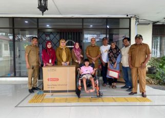 Dinas Sosial Kota Medan salurkan bantuan kursi roda kepada penyandang disabilitas