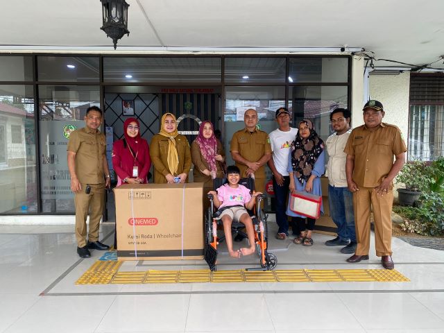 Dinas Sosial Kota Medan salurkan bantuan kursi roda kepada penyandang disabilitas