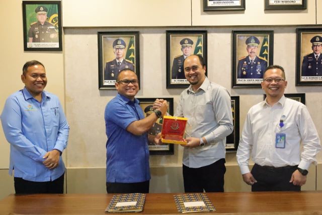 Dirut Perumda Tirtanadi, Ardian Surbakti, berikan cinderamata kepada Kajari Medan, Fajar Syah Putra, usai teken MoU