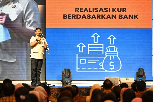 Gubenur Sumut, Bobby Nasution, pada acaa akad massal Kredit Usaha