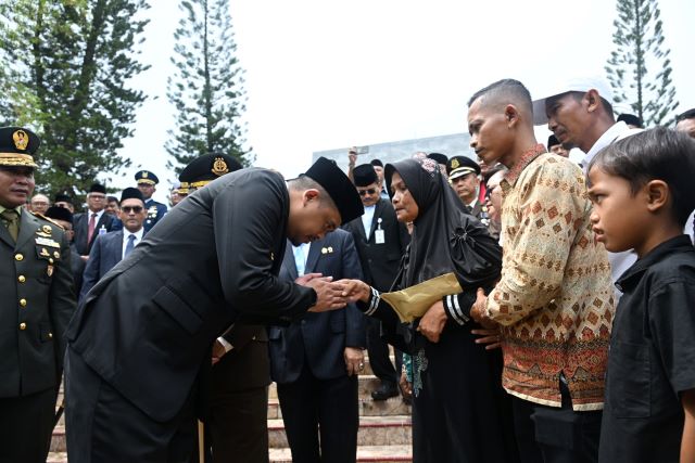 Gubernur Sumut, Bobby Nasution, beri tali asih kepada keluarga Letda Sujono pada Hari Kesakitan Pancasila