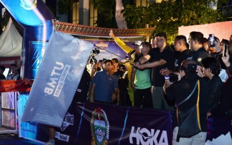 Gubernur Sumut, Bobby Nasution, lepas peserta lari lintas alam internasional di Samosir