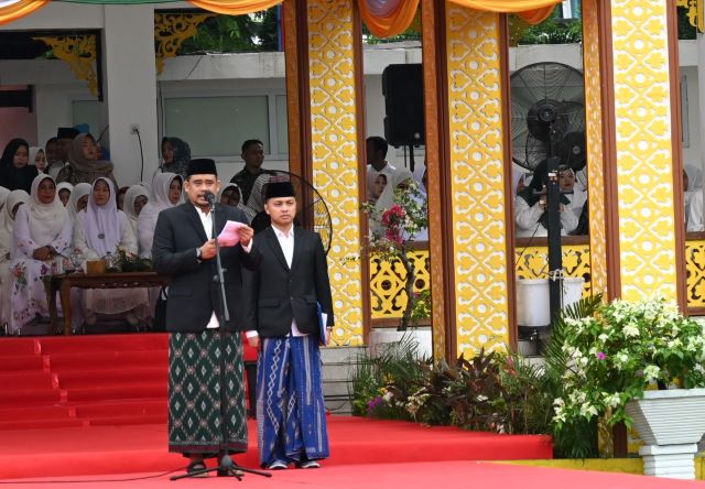Gubernur Sumut, Bobby Nasution, pada apel akbar Hari Santri Nasional tahun 2025 di Binjai