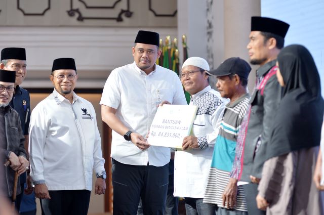 Gubernur Sumut, Bobby Nasution, serahkan zakat Baznas