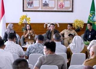 Kabiro Perekonomian Setdaprov Sumut, Poppy Hutagalung, beri keterangan kepada wartawan di Kantor Gubernur