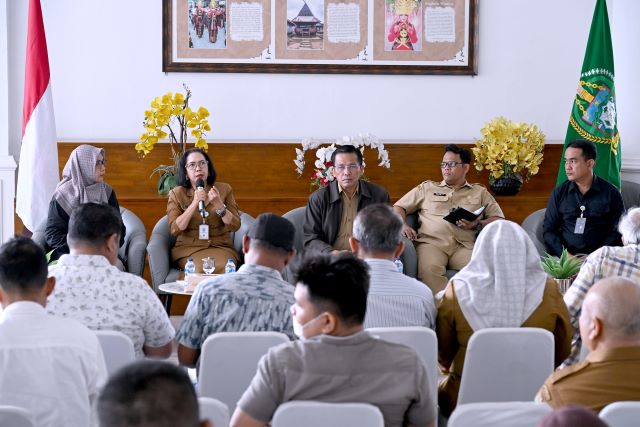 Kabiro Perekonomian Setdaprov Sumut, Poppy Hutagalung, beri keterangan kepada wartawan di Kantor Gubernur