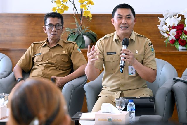 Kadis Lingkungan Hidup Sumut, Heri Wahyudi Marpaung, beri keterangan kepada wartawan di Kantor Gubernur