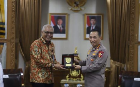 Kapolri Jenderal Listyo Sigit Prabowo berikan cinderamata kepada Ketua PWI, Akhmad Munir
