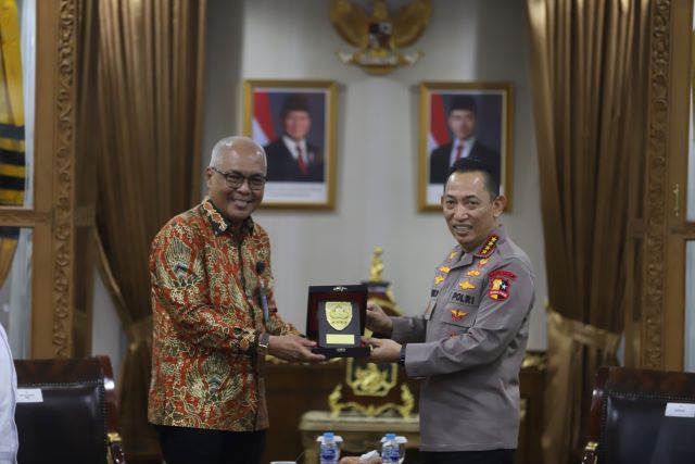 Kapolri Jenderal Listyo Sigit Prabowo berikan cinderamata kepada Ketua PWI, Akhmad Munir