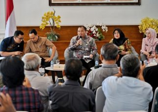 Kepala BKAD Sumut, Timur Tumanggor beri keterangan kepada wartawan di Kantor Gubernur SumutKepala BKAD Sumut, Timur Tumanggor beri keterangan kepada wartawan di Kantor Gubernur Sumut