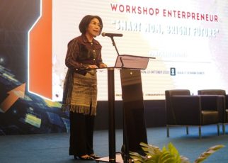 Ketua DPW Sumut, Dita Togap Simangunsong, buka seminar enterpreneur