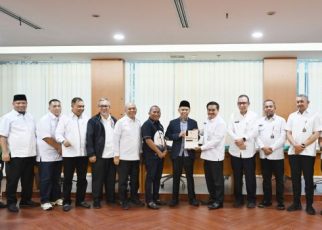 Sekdaprov Sumut, Togap Simangunsong, serahkan KUA-PPAS R-APBD 2026 ke DPRD Sumut