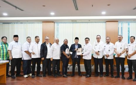 Sekdaprov Sumut, Togap Simangunsong, serahkan KUA-PPAS R-APBD 2026 ke DPRD Sumut