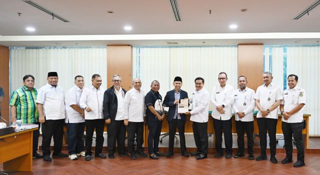 Sekdaprov Sumut, Togap Simangunsong, serahkan KUA-PPAS R-APBD 2026 ke DPRD Sumut