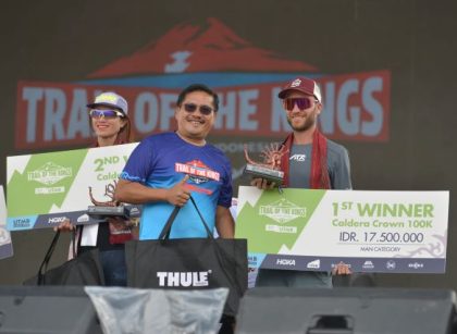 Sekdaprov Sumut, Togap Simangunsong, serahkan hadiah kepada pemenang UTMB di Samosir