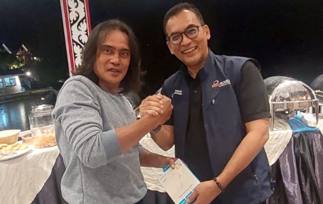 Sekper Bank Sumut, Suwandi, serahkan hadiah kepada wartawan