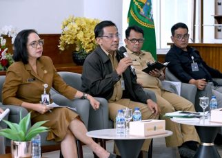 Sekretaris Dinas Ketapang & Hortikultura Sumut, Yusfahri Perangin-angin, berika keterangan di Kantor Gubenur Sumut