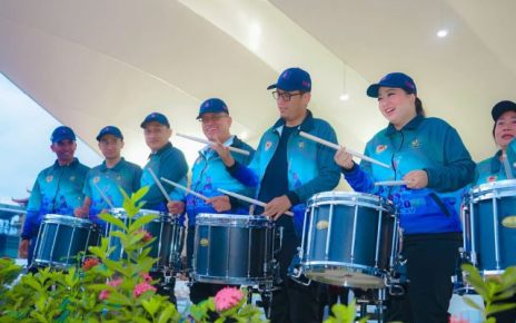 Wali Kota Medan, Rico Tri Putra Bayu Waas, pukul drum buka Porkot XV tahun 2025