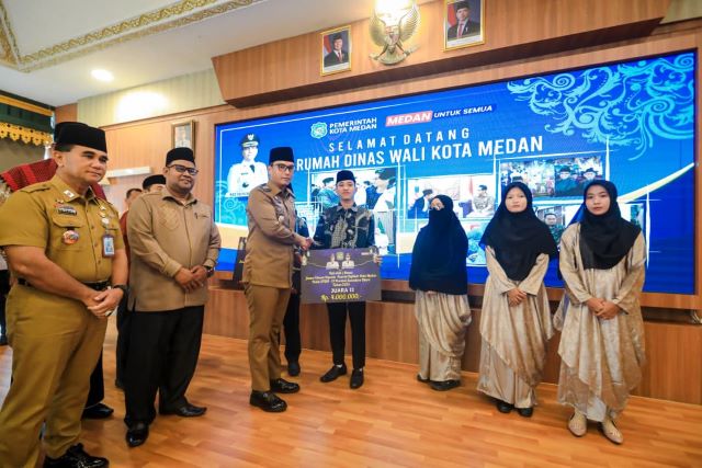 Wali Kota Medan, Rico Tri Putra Bayu Waas, serahkan bonus pemenang STQH