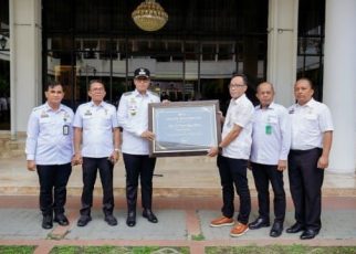 Wali Kota Medan, Rico Tri Putra Bayu Waas, terima penghargaan dari BPJS Ketenagakerjaan