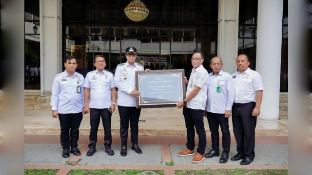 Wali Kota Medan, Rico Tri Putra Bayu Waas, terima penghargaan dari BPJS Ketenagakerjaan